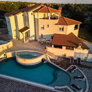  Apartment Amela